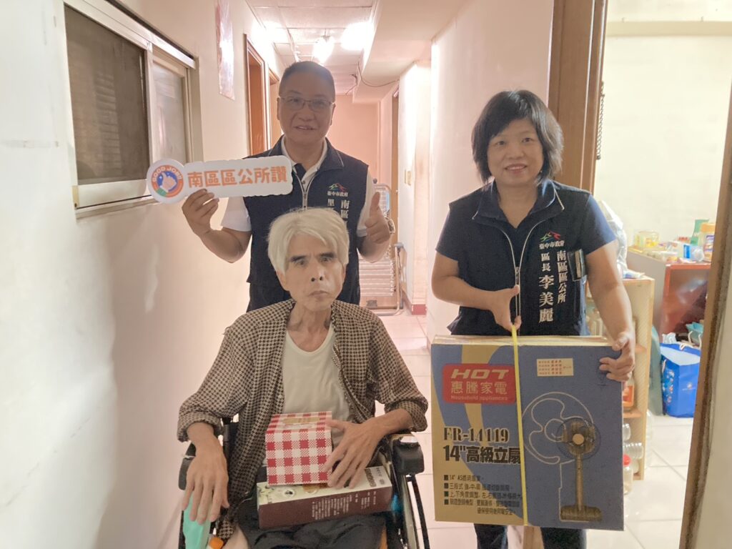 讓獨居長輩涼快整個夏天  中市南區區長李美麗致贈弱勢長輩電扇