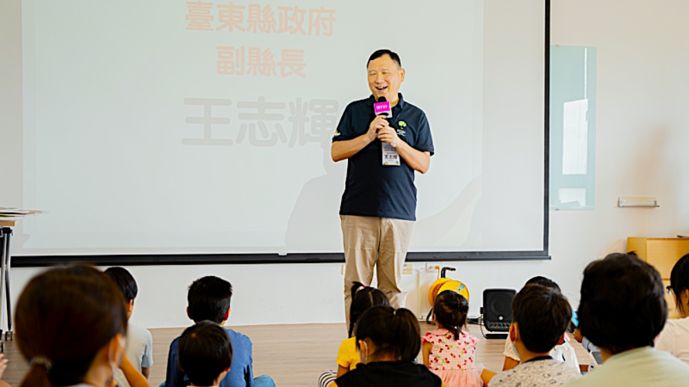 達克比出任務 教育博覽會開跑!邀親子家庭 感受臺東山海人文交織的教育魅力 3 ▲臺東縣政府副縣長 王志輝蒞臨致詞。