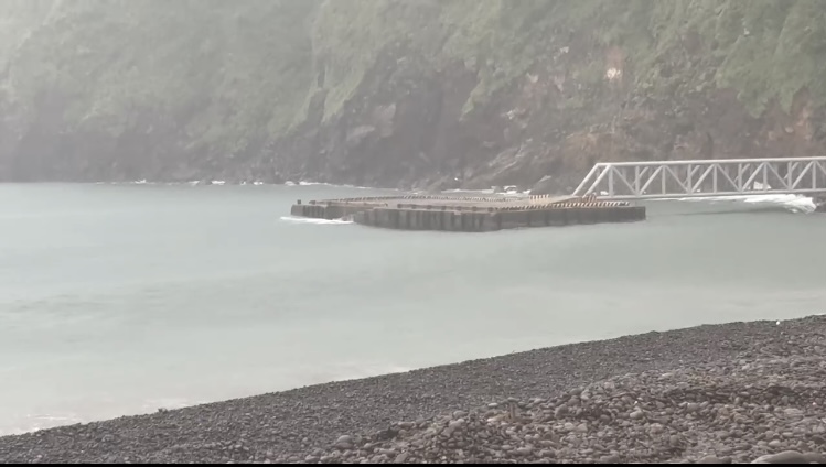 颱風外圍湧浪大 龜山島今（21）日再封島