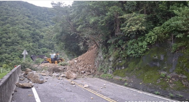 才發生落石砸車 蘇花公路一度坍方傍晚搶通