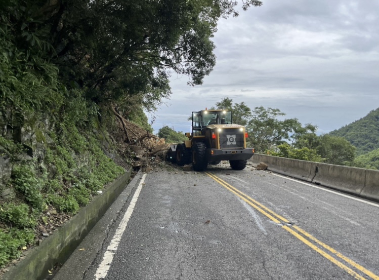 才發生落石砸車 蘇花公路一度坍方傍晚搶通 - https://www.watchmedia01.com
