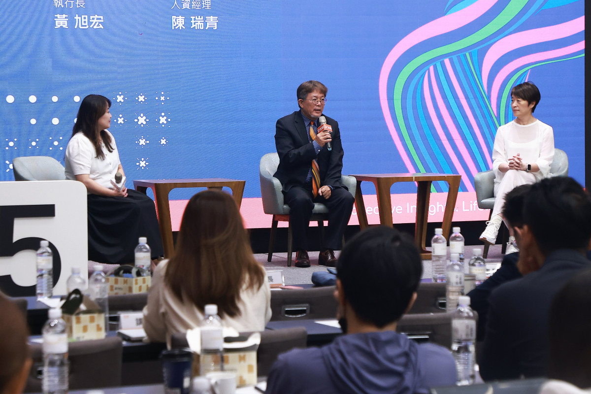 旭聯教育科技集團黃旭宏執行長、謝京叡教育長以及必應創造人資經理陳瑞青進行高峰座談,解析ATD25國際年會當中的HR趨勢洞察。(圖/旭聯科技)