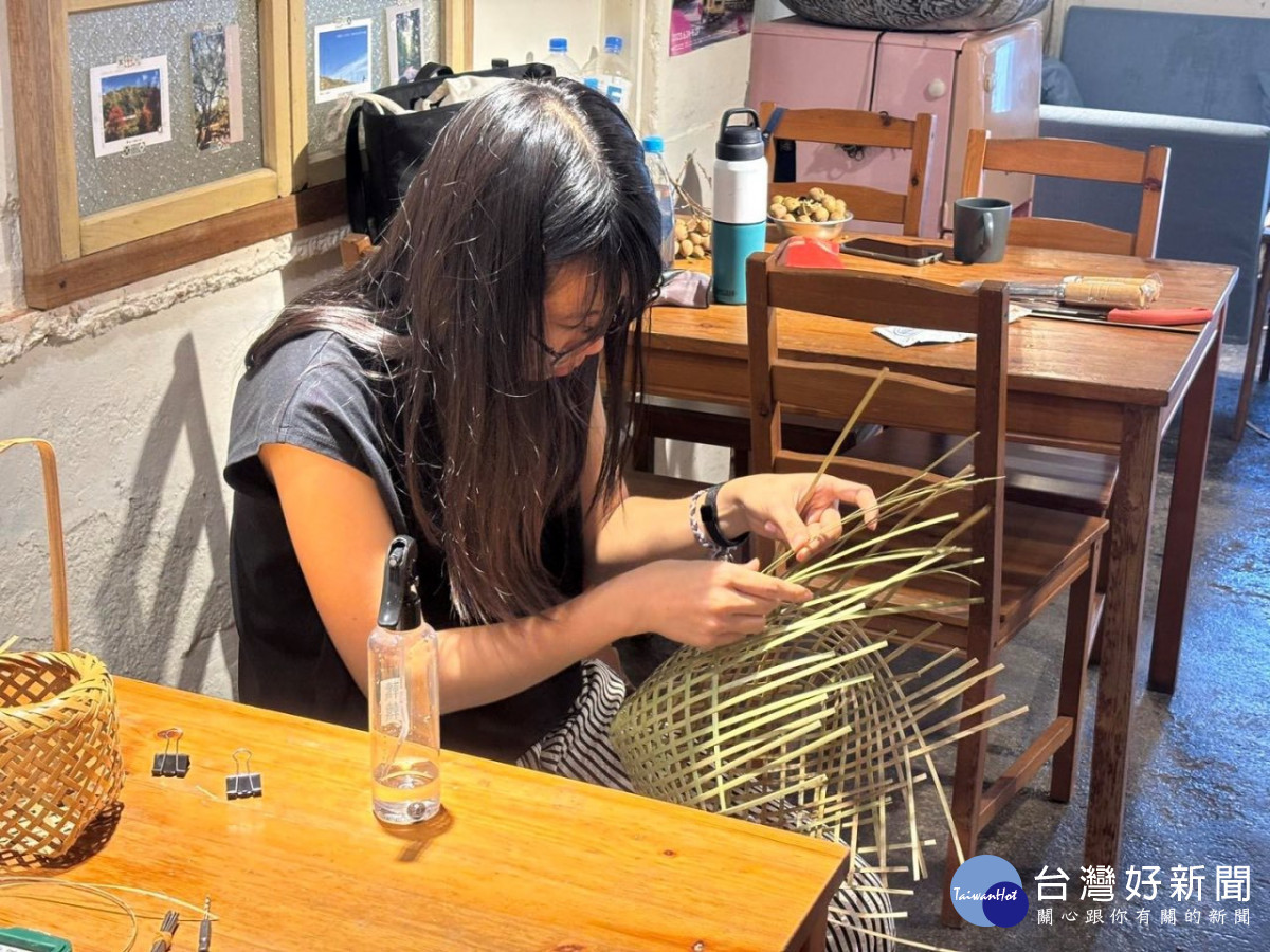 橫山社區發展協會推出「竹的農村生活」工藝體驗營,由社區竹工藝師帶領體驗竹工藝。