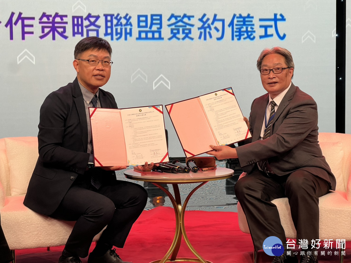 玄奘大學校長簡紹琦（左）與天良董事長詹漢山（右）完成簽約儀式。