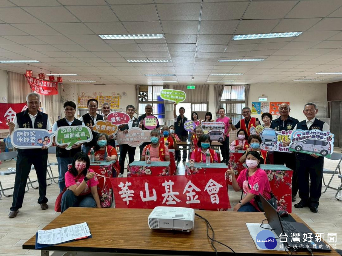 現場人士為長者祈福，並祈求到宅服務車募集順利。