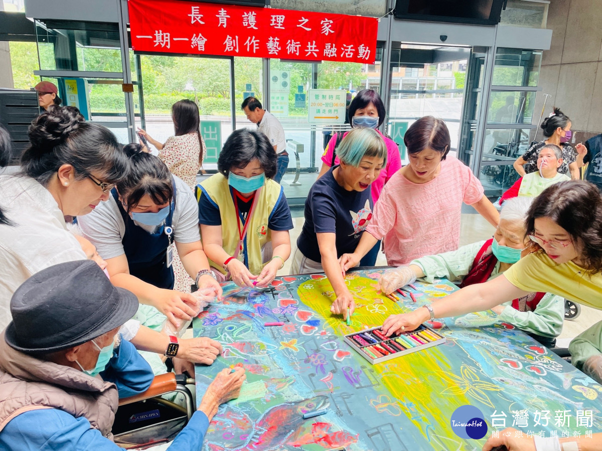 長者揮灑創畫家接力完成 長青護理之家創作共融藝術活動