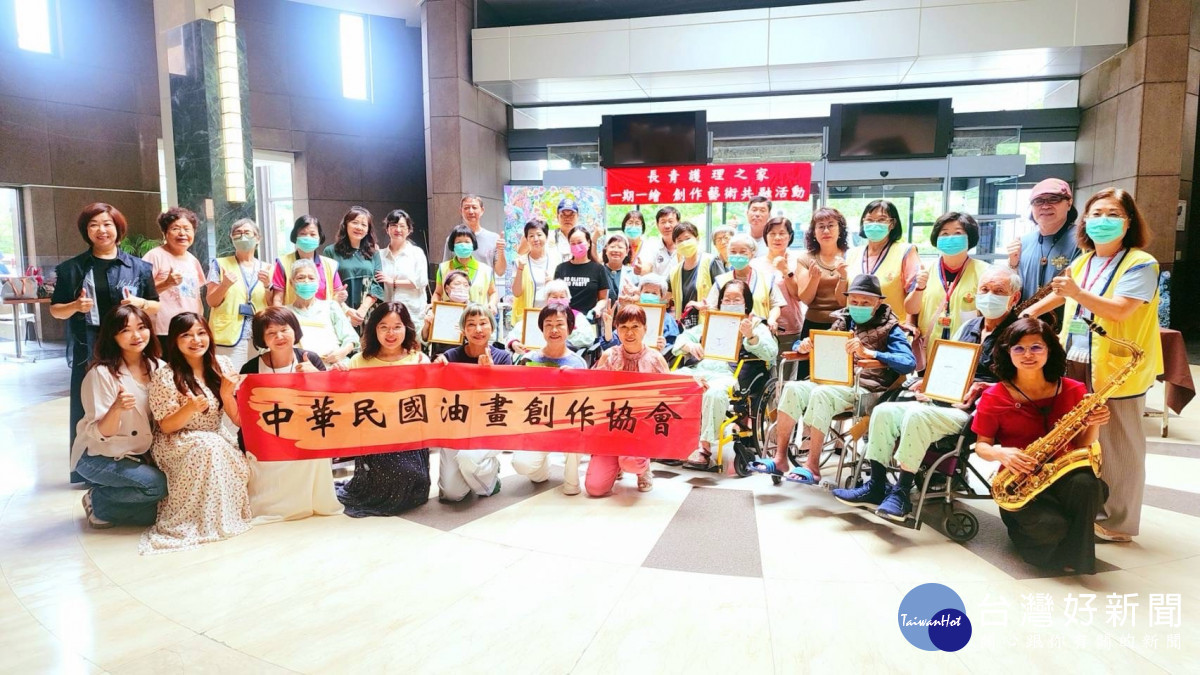 長者揮灑創畫家接力完成 長青護理之家創作共融藝術活動