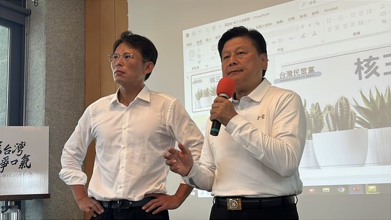 民眾黨主席黃國昌(左)22日出席核三延役公投花蓮座談會,國民黨立委傅崐萁(右)受邀參與。中央社