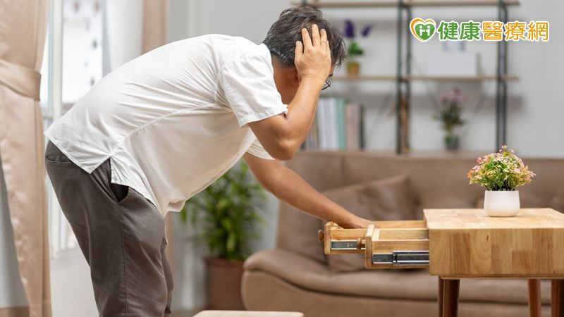 不只忘東忘西! 醫揭「失智症新興風險因子」:別忽略聽力與視力問題