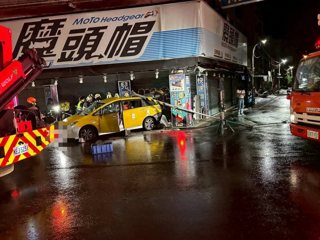 新莊計程車疑搶快左轉 遭直行灑水車攔腰撞進騎樓…男乘客傷重身亡