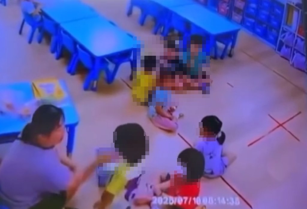 畫面曝光!幼兒園教保員摑女童巴掌體罰 遭園方解聘苗栗縣長鍾東錦要求嚴懲
