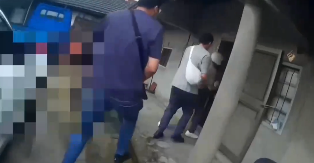 查緝畫面曝光!趁賭客上廁所破門攻堅 北斗分局查獲藏身三合院賭場逮21人