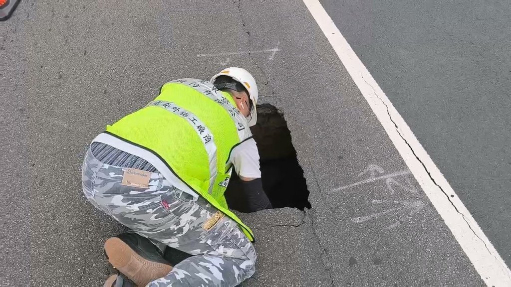 北市八德路柏油路坑洞「深約2米」 京華廣場工地前急管制