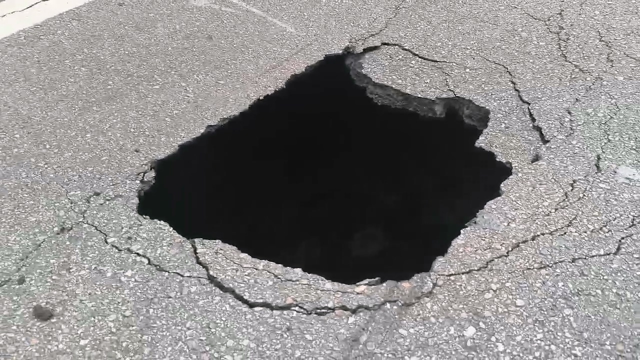 ▲北市柏油路坑洞。(民眾提供)