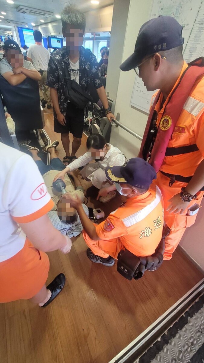 海巡署布袋商港安檢所協助昏迷的旅客下船送醫。（圖/海巡署提供）