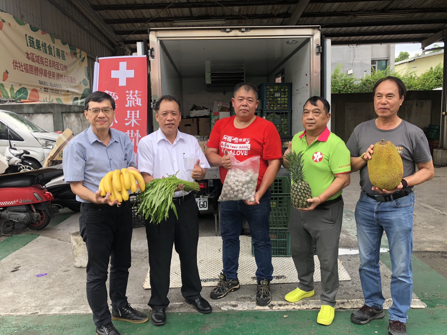 農業局媒合批發市場與慈善團體 「蔬果惜食專區」開創「NG蔬果」的第二春