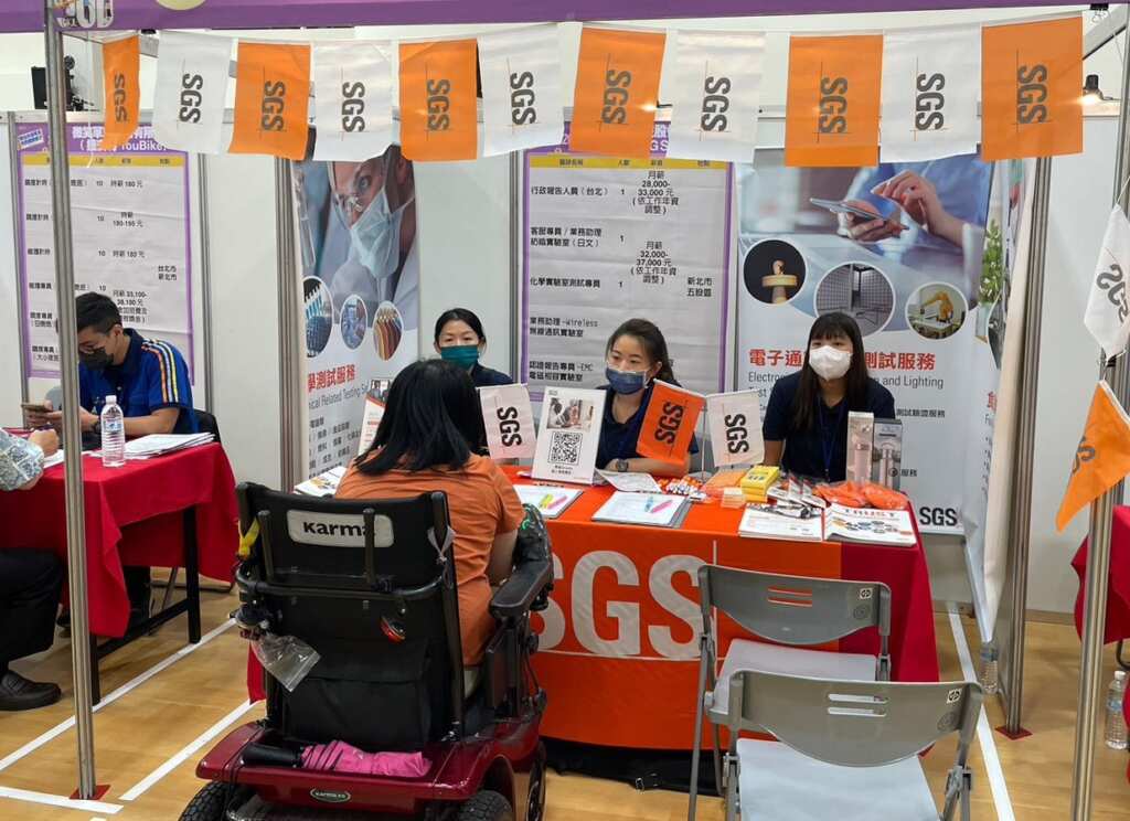 ▲民眾詢問職缺。