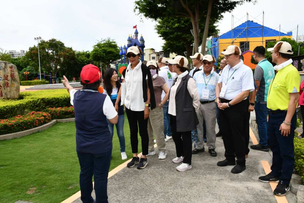 ▲林世賢市長（右1）陪同實勘忠權社區的健康公園。（彰化市公所提供）