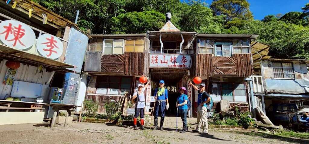 ▲76歲勇腳阿北邱義春(左二)已連續4年完登所有任務步道。