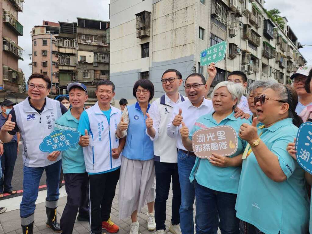 ▲汐止康寧街三期改善工程打造舒適安全的通行環境,侯友宜市長(右三)開心在地里民合照。