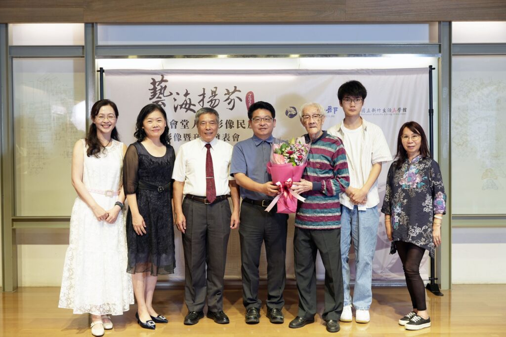 發表會中貴賓合影(左起一至五為葉敏芳老師、凌春玉老師、計畫主持人鄭飄、葉于正館長、國寶掌中戲藝師陳錫煌)