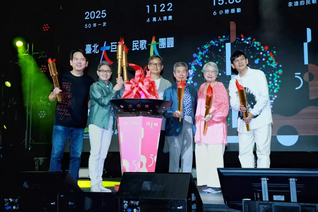 _臺北大巨蛋總經理李柏熹(中)與中華音樂人交流協會五屆理事長左起:李建復、丁曉雯、吳楚楚、陶曉清、殷正洋出席2025【臺北大巨蛋 民歌大團圓】演唱會宣傳啟動記者會一齊點燃聖火
