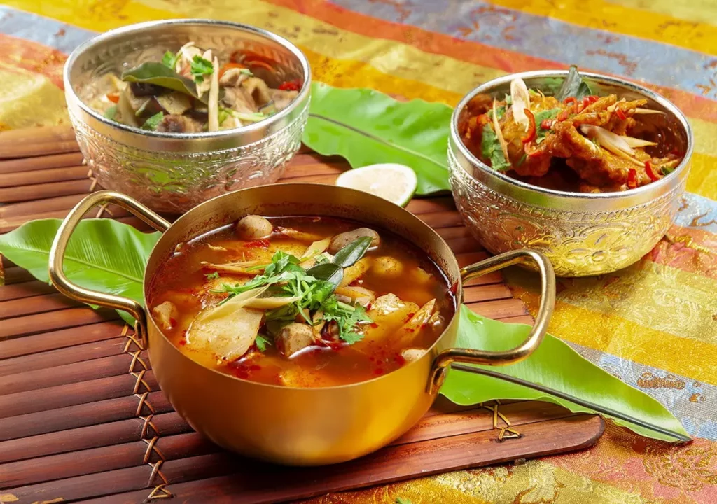 「椰汁綠咖哩雞」(左)以泰式綠咖哩融合椰奶燉煮雞肉,香濃不膩,老少咸宜;「冬蔭功酸辣魚」(中)酸爽開胃、香氣豐富;「泰式紅咖哩蟹」(右)醬汁香濃包裹蟹肉,海鮮控一試傾心。/台北凱撒大飯店提供
