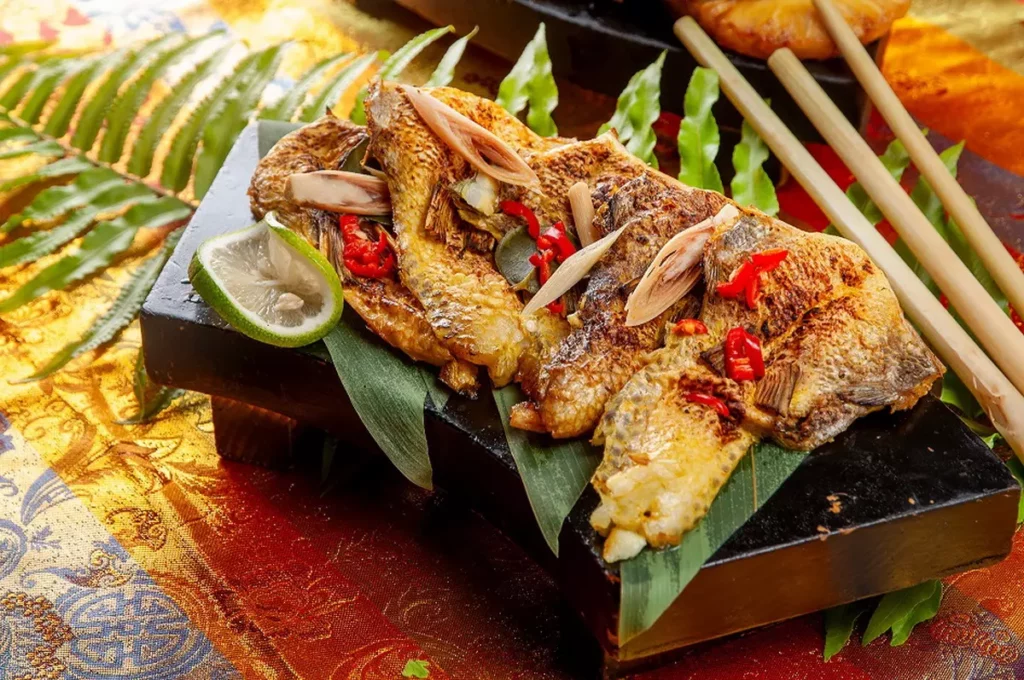 「薑黃烤魚下巴」刷上特製香料醬慢火炙烤,外皮微酥、魚肉鮮美,薑黃香氣層層綻放。/台北凱撒大飯店提供