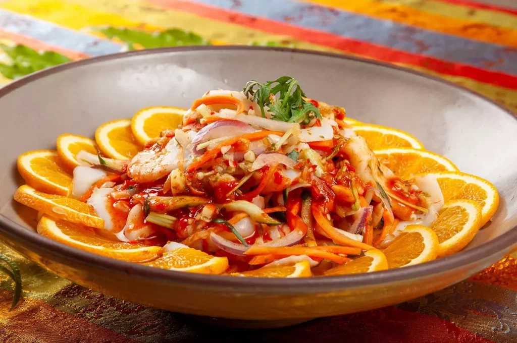 「泰式涼拌花枝沙拉」以新鮮彈牙的花枝搭配爽脆蔬菜,淋上泰式酸辣醬汁,每一口都是夏日輕盈享受。/台北凱撒大飯店提供