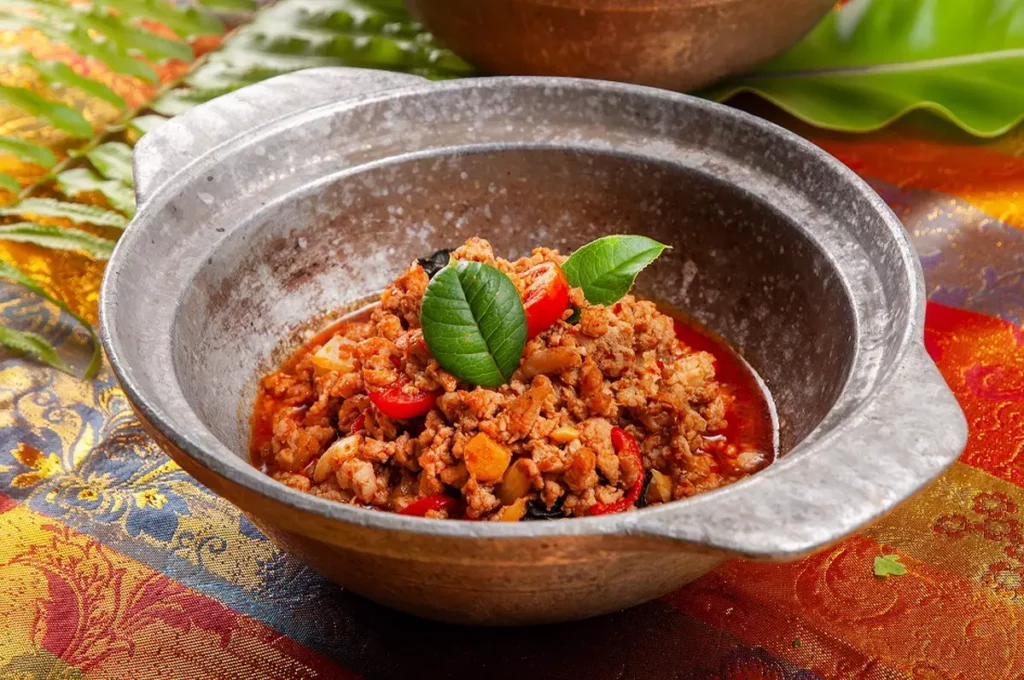 「泰式打拋豬」以鹹香豬肉與打拋葉大火快炒,香氣撲鼻,最適合搭配白飯享用。/台北凱撒大飯店提供