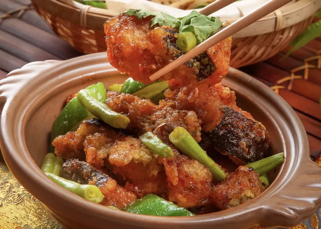 「南洋是拉差炒錢鰻」選用鮮嫩錢鰻搭配微辣帶甜的特調是拉差醬,滋味豐富跳躍、充滿南洋風情。/台北凱撒大飯店提供