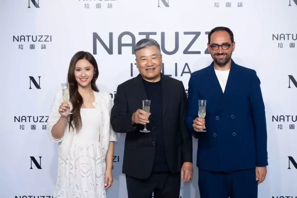 _(左至右) Sandy、NATUZZI 顏貽騰總經理、NATUZZI亞太區總經理 Raffaele 共同舉杯慶祝 NATUZZI 內湖旗艦店改裝開幕。(照片提供 NATUZZI拉圖誌)