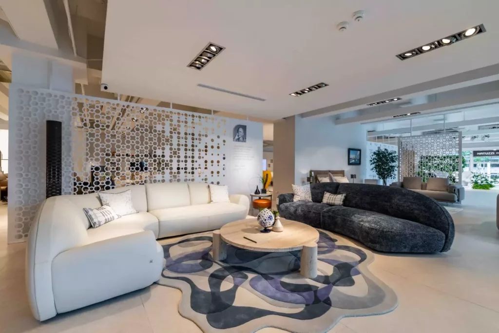 _NATUZZI Memoria沙發，以義大利綿延起伏山脈為靈感，創造自然與設計和諧共鳴，致敬早期經典落地設計款式。(照片提供 NATUZZI拉圖誌)