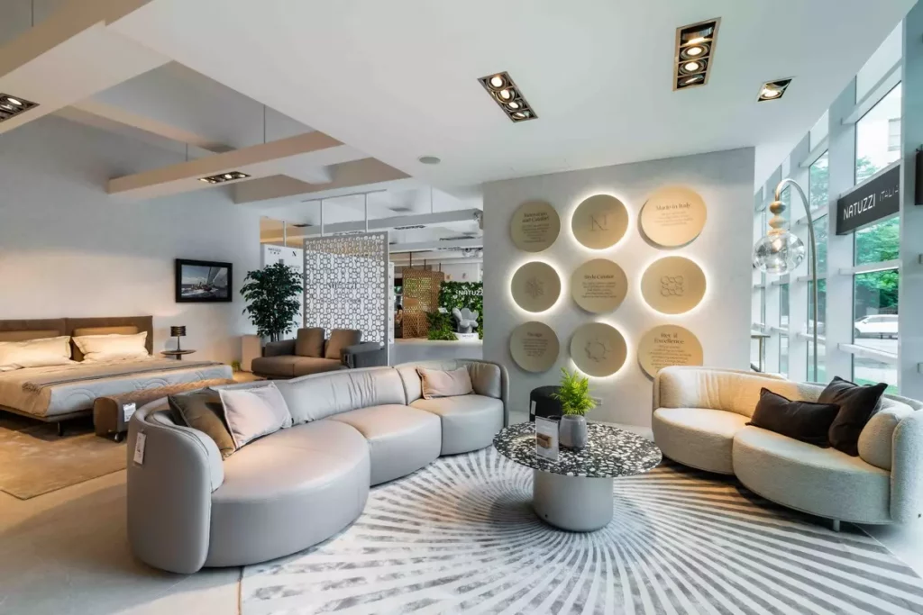 NATUZZI 內湖旗艦店改裝新開幕，讓門店不僅是家具的展示場，亦是富含歷史與人文底蘊的藝術場所。(照片提供 NATUZZI拉圖誌) (1)