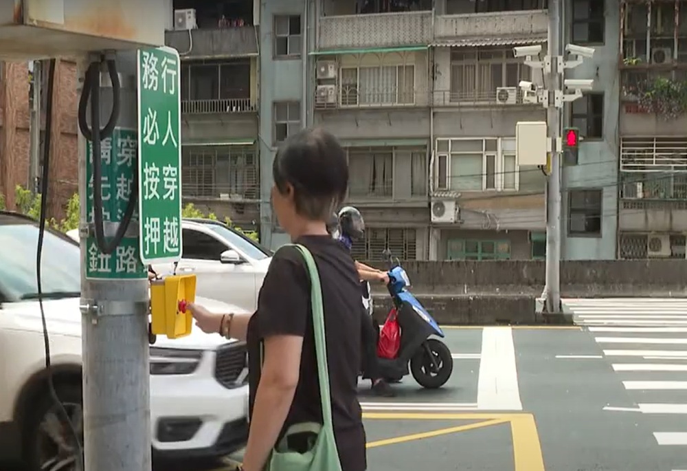 危險路口增設「按壓式號誌」 劉哲彰為行動不便者開闢安心通道 244 248250722a06
