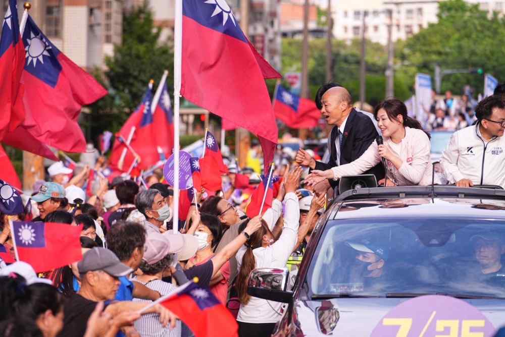 高虹安、韓國瑜車隊掃街反罷免 新竹民眾熱烈相挺、直播1.2萬線上觀看 236 高虹安、韓國瑜車隊掃街反罷免 新竹民眾熱烈相挺、直播1.2萬線上觀看 235