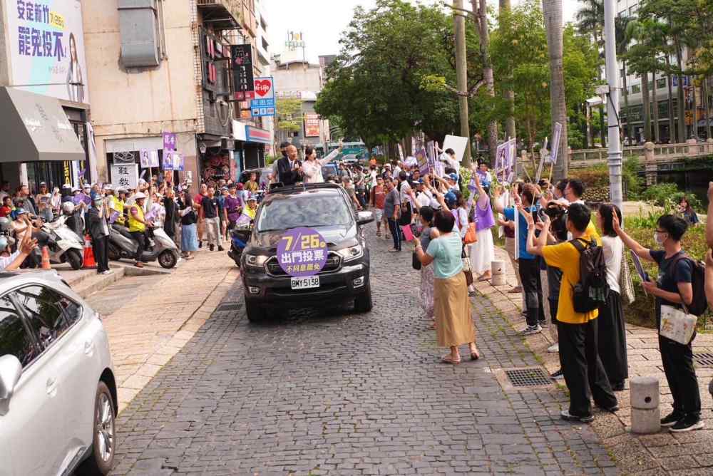 高虹安、韓國瑜車隊掃街反罷免 新竹民眾熱烈相挺、直播1.2萬線上觀看 240 高虹安、韓國瑜車隊掃街反罷免 新竹民眾熱烈相挺、直播1.2萬線上觀看 239