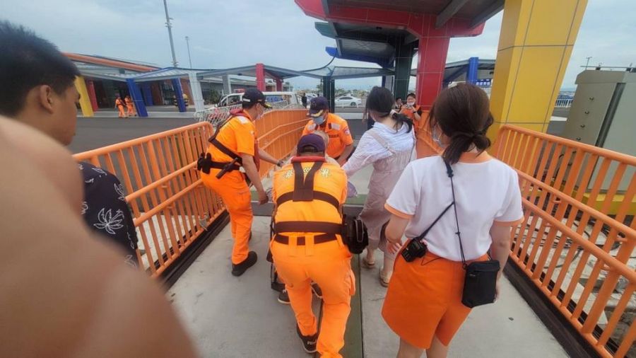 布袋商港旅客搭客輪昏迷 海巡消防合作搶救