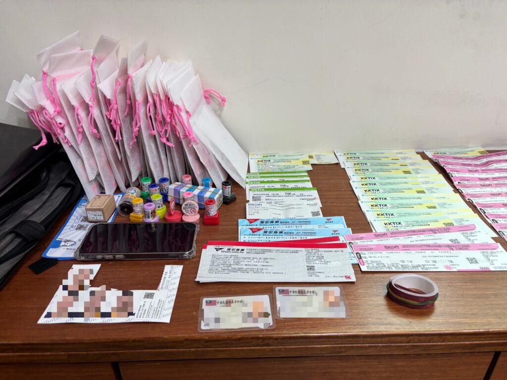 刑事局查獲G-Dragon等演唱會兌票序號1,500組與多張實體門票、手環、偽造證件。(刑事局提供)