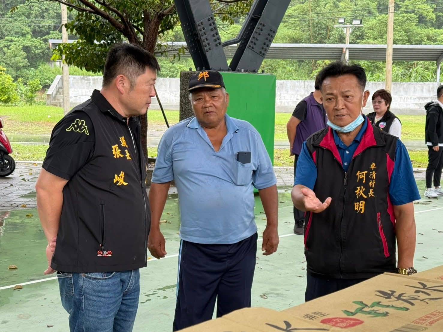 張峻(左1)強調,「7月26日,讓我們一起罷免傅崐萁,找回讓人民信任的國民黨,找回我們對家鄉的希望。」