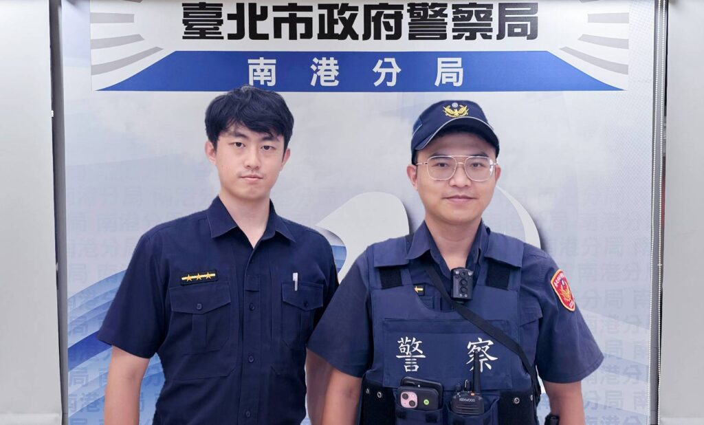 處理員警：玉成所警員黃啟安（左）、楊智凱（右）。(圖/記者薛秀蓮 翻攝)