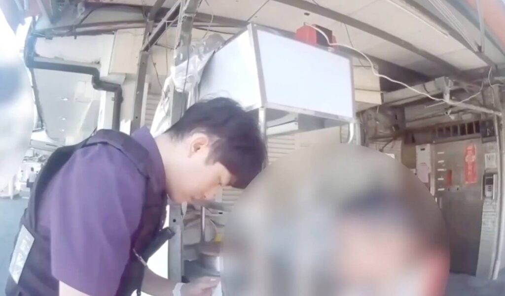員警現場安撫迷途男童畫面。(圖/記者薛秀蓮 翻攝)
