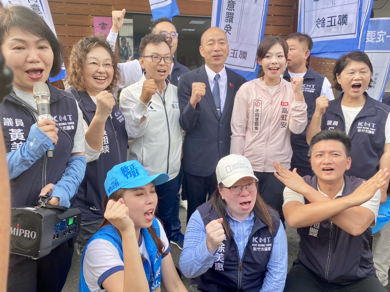 高虹安市長與國民黨議會黨團成員、立法院長韓國瑜、立委鄭正鈐合體合影，齊聲高喊「拒絕惡罷」，展現藍營團結氣勢與基層凝聚力。（圖／記者林照東翻攝）