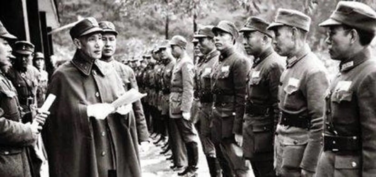 ▲先總統蔣中正點閱國軍將士,官箴嚴謹。