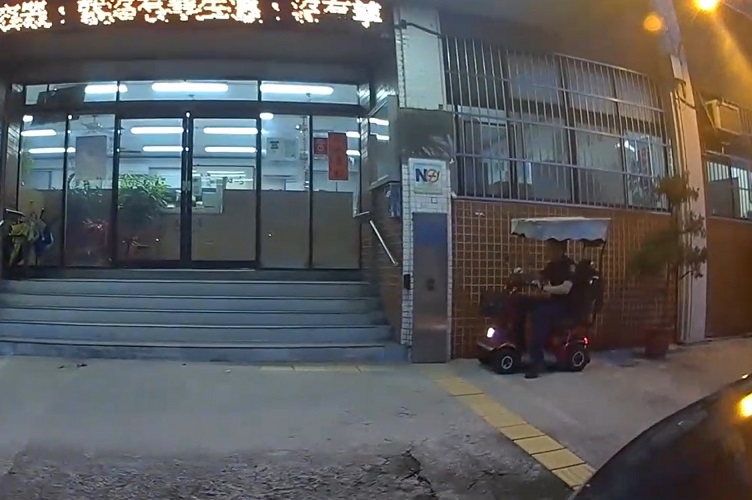 ▲經熱心保全提供協助,簡單充電後,代步車得以短暫行駛,讓員警最終順利將車輛送返派出所。