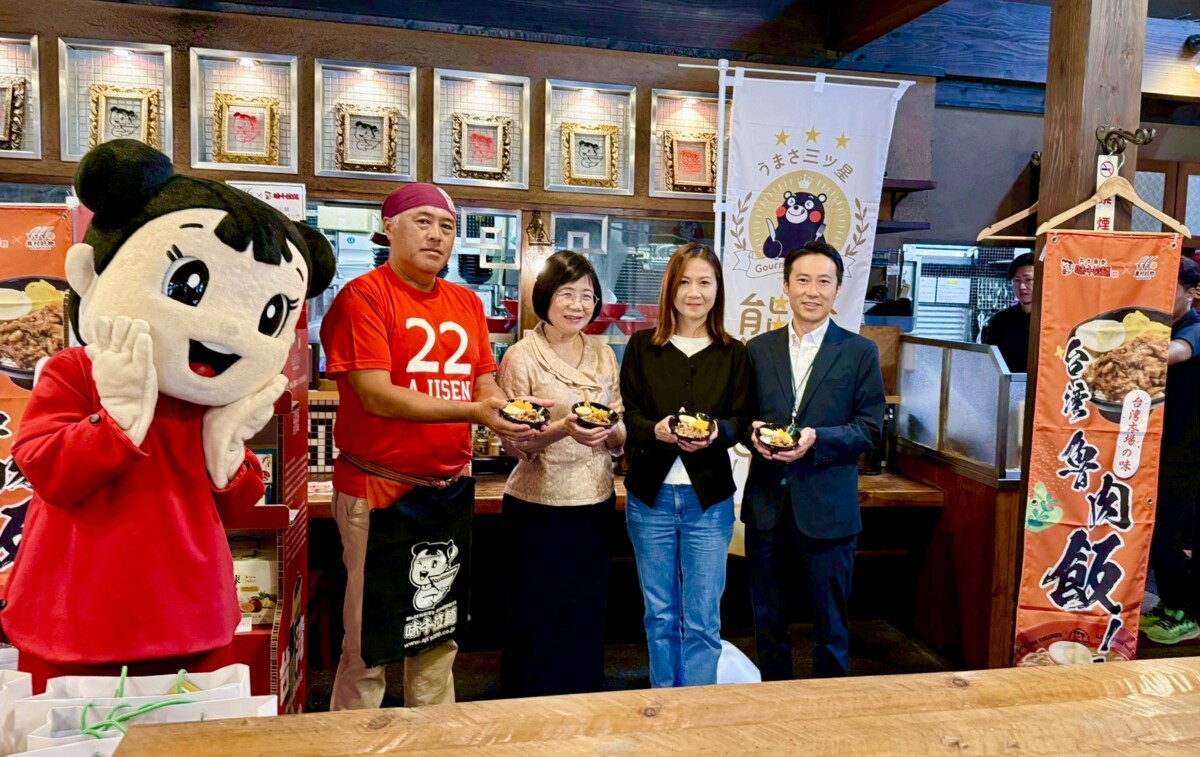 ▲「味千拉麵 × 農村好物」臺灣滷肉飯亮相記者會現場,熊本味千拉麵重光克昭社長(左二)、農業部國際司蕭柊瓊司長(中)、農村發展及水土保持署陳玲岑組長(右二)、熊本縣食のみやこ推進局間宮将大局長(右一)一同手持聯名餐點合影,共同見證臺灣滷肉飯進軍日本市場的重要時刻,展現臺日美食與農產文化的深度交流。