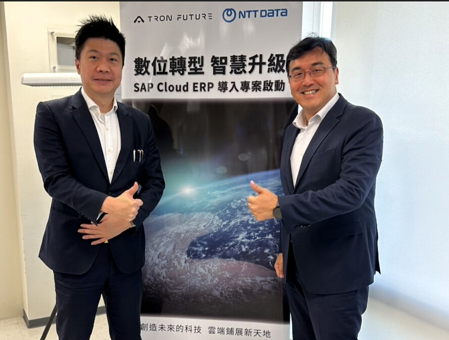 ▲創未來科技董事長兼執行長王毓駒(左)與NTT DATA Taiwan總經理謝禎國(右)合影