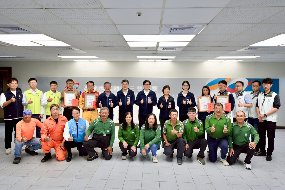 ▲陳其邁主持市政會議,表揚感謝環保局、工務局、消防局和交通局馳援協助嘉義縣、市及臺南市丹娜絲災害復原工作的辛勤同仁,展現同島一命,相互扶助的精神。