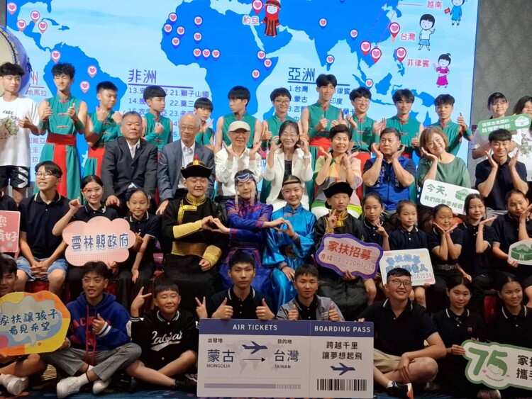▲來自蒙古兒童來台交流與副縣長謝淑亞(中排中)、社會處長林文志(中排右2)合影。(記者劉春生攝)