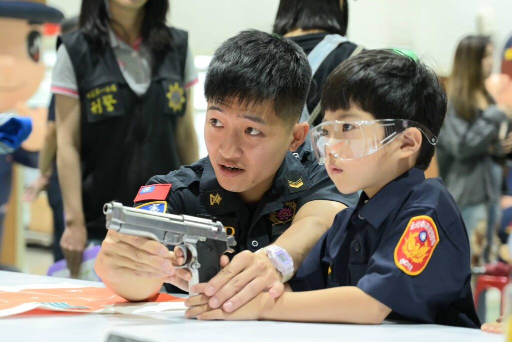 萌娃換裝出任務 城中波麗士守護安心 FUN 暑假 6 二 26